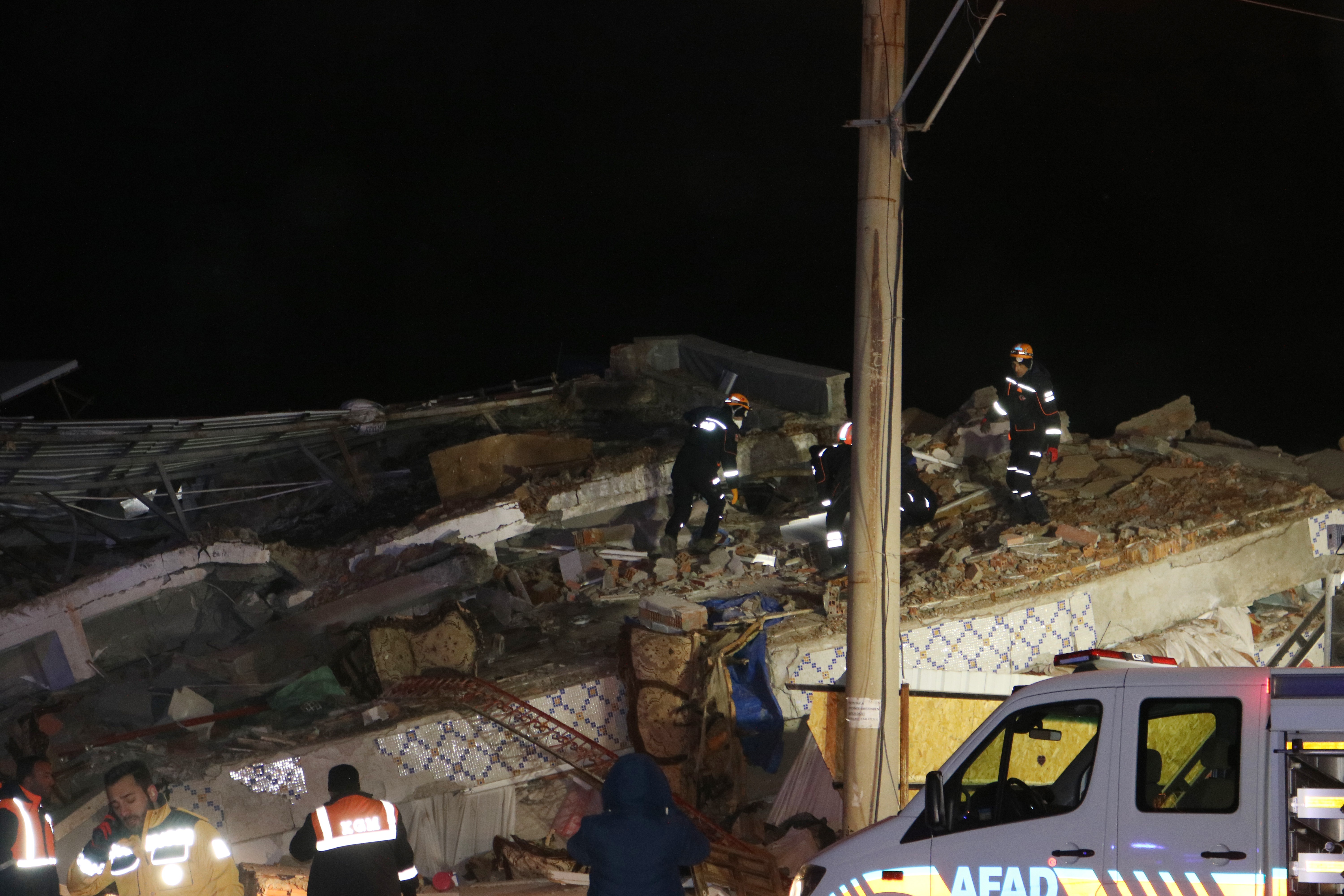 Elazığ'ın Sivrice ilçesinde 6,8 büyüklüğünde deprem meydana geldi 28