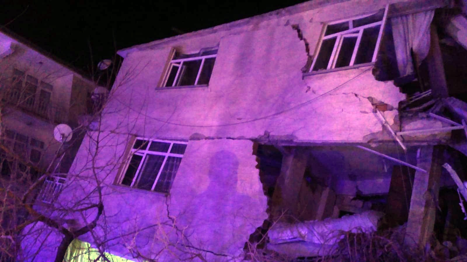 Elazığ'ın Sivrice ilçesinde 6,8 büyüklüğünde deprem meydana geldi 3