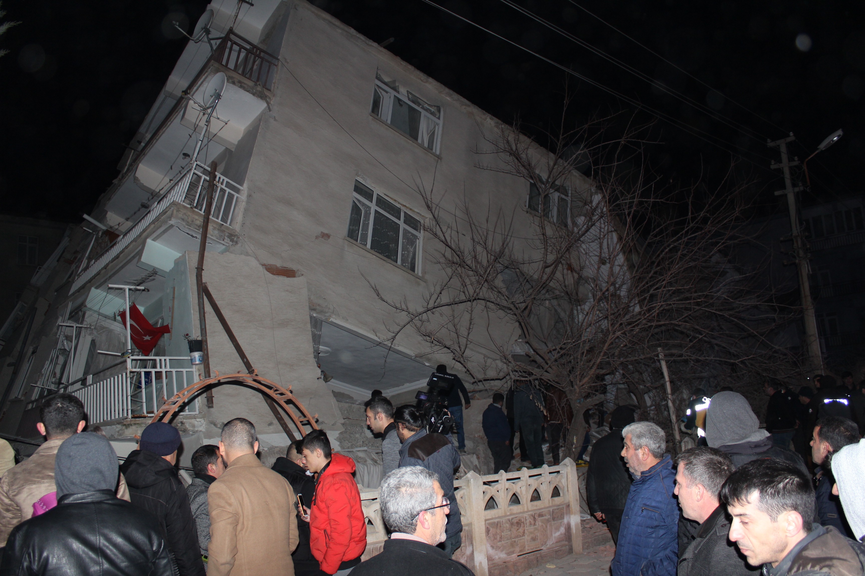 Elazığ'ın Sivrice ilçesinde 6,8 büyüklüğünde deprem meydana geldi 34