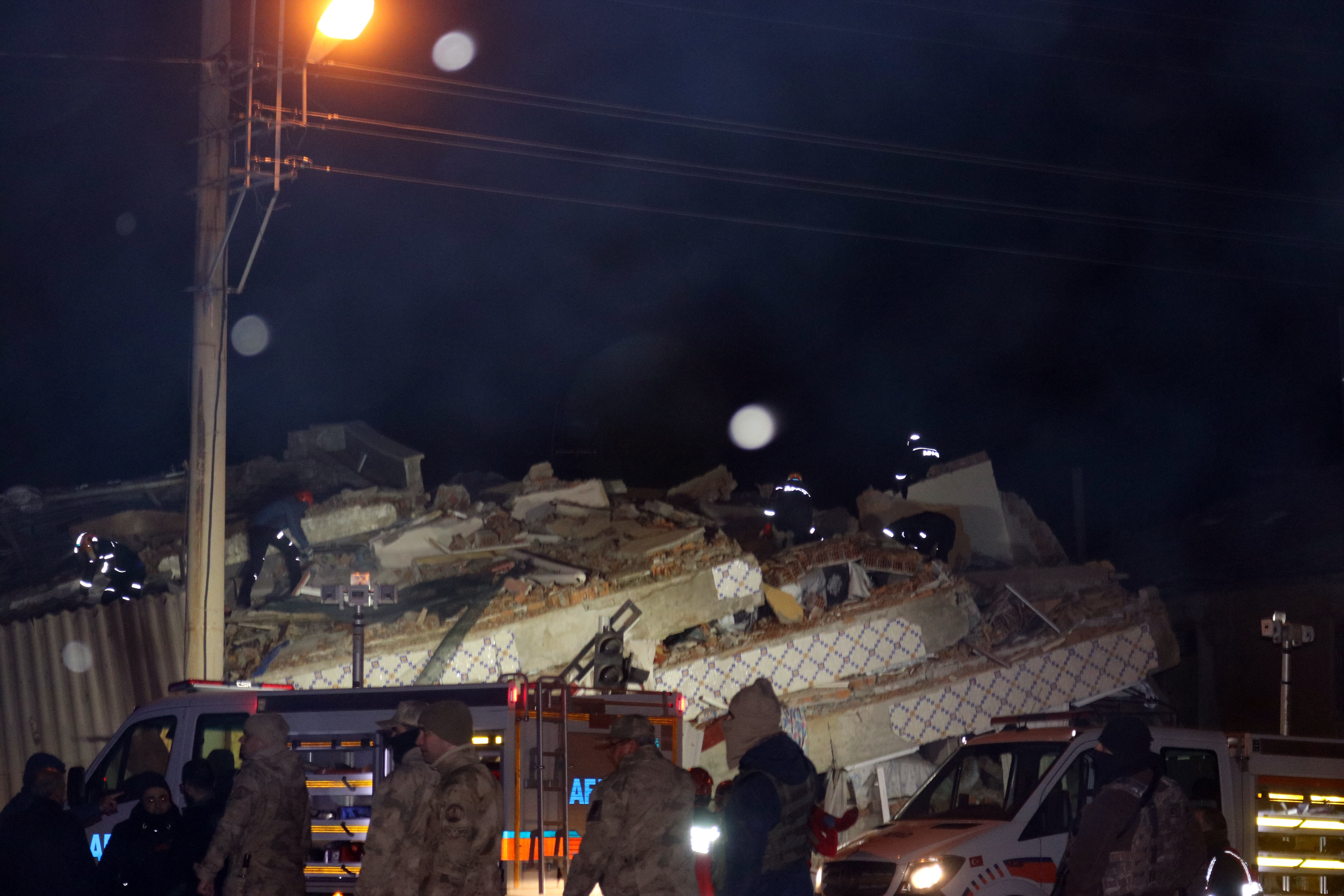 Elazığ'ın Sivrice ilçesinde 6,8 büyüklüğünde deprem meydana geldi 38