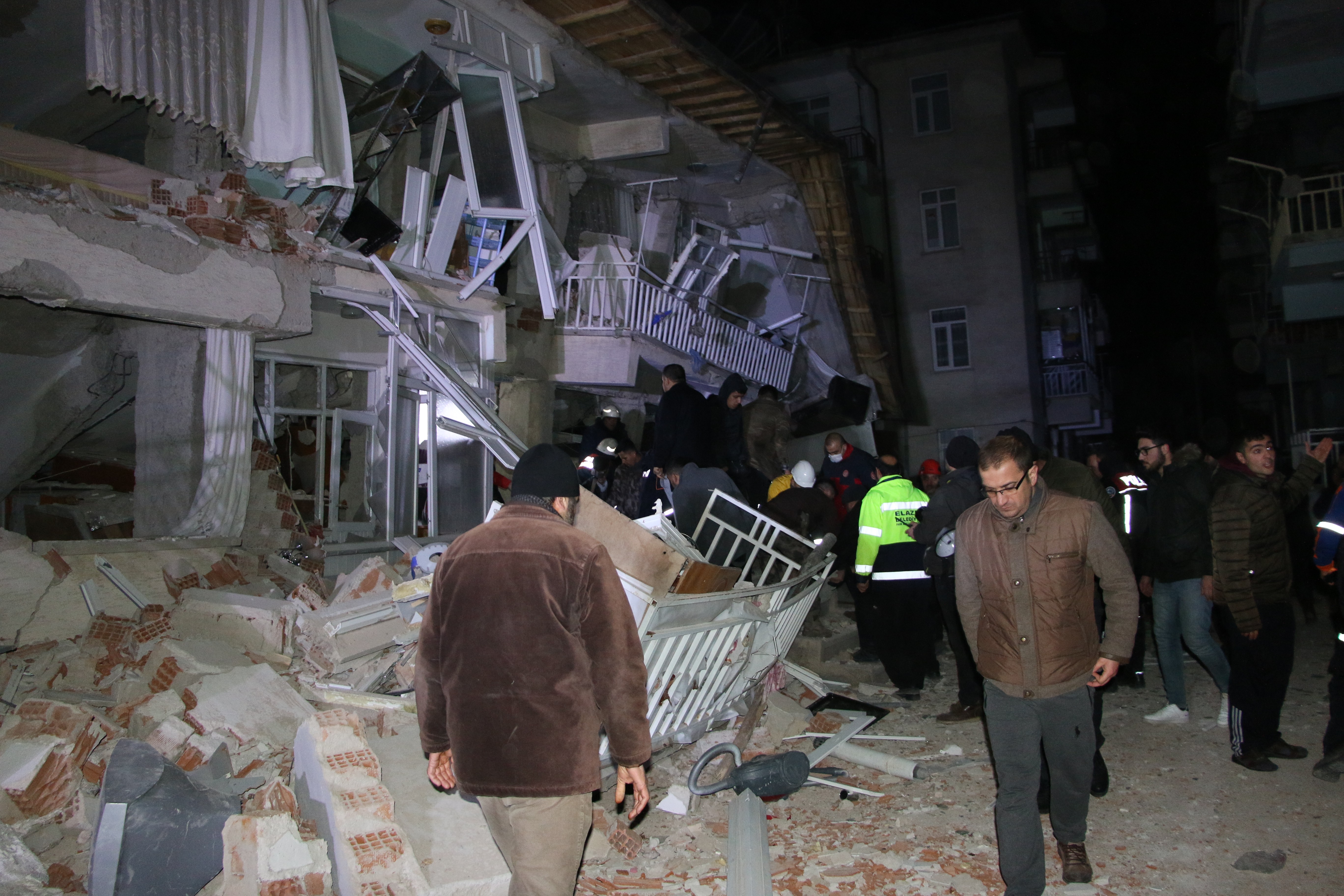 Elazığ'ın Sivrice ilçesinde 6,8 büyüklüğünde deprem meydana geldi 8