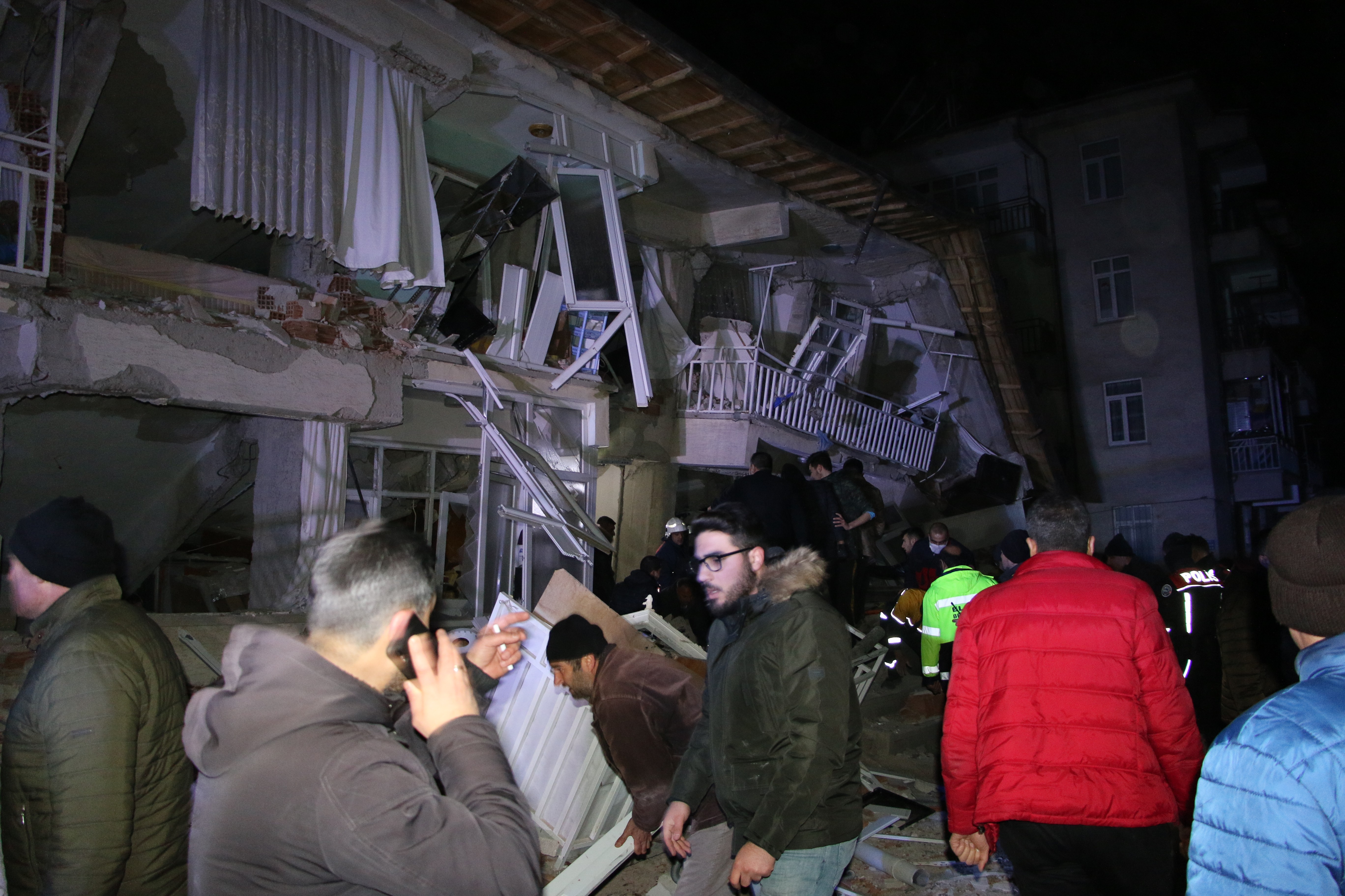 Elazığ'ın Sivrice ilçesinde 6,8 büyüklüğünde deprem meydana geldi 9