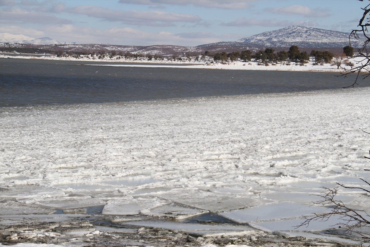 Kıyı kesimleri buz tutan Beyşehir Gölü'nden kartpostallık kareler 5