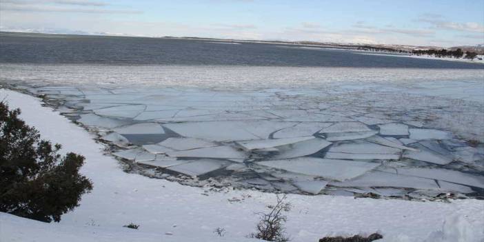 Kıyı kesimleri buz tutan Beyşehir Gölü'nden kartpostallık kareler