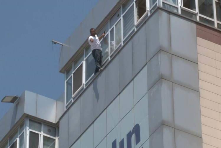 Konya’da hareketli anlar! Örümcek Adam gibi hastane binasına tırmandı 2