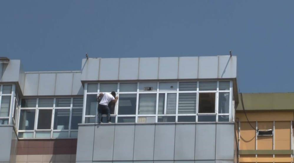Konya’da hareketli anlar! Örümcek Adam gibi hastane binasına tırmandı 3
