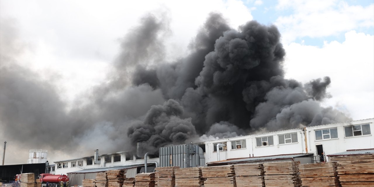 Mobilya fabrikasında yangın! Çok sayıda ekip müdahale ediyor