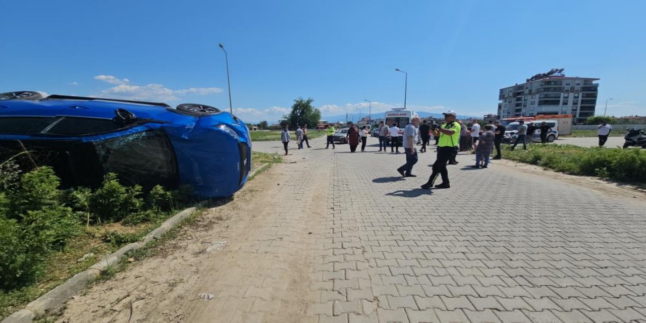 İki otomobil çarpıştı 1 yaya öldü, 3 kişi yaralandı!