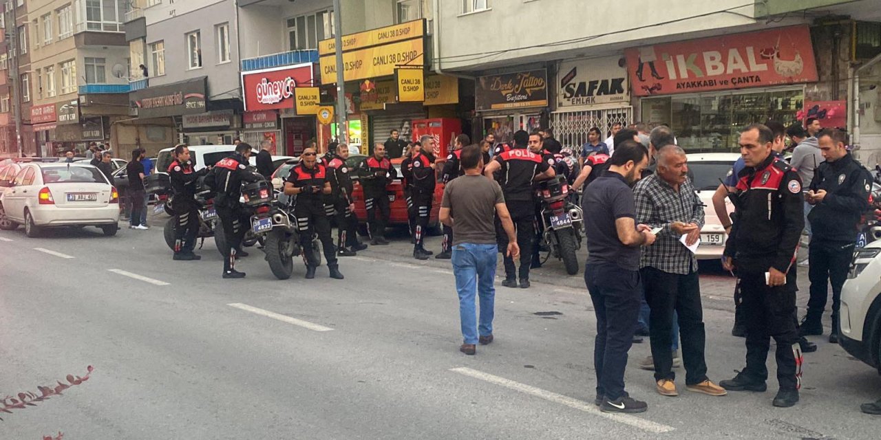 Kavgayı ayırmak isteyen esnaf az kalsın canından oluyordu