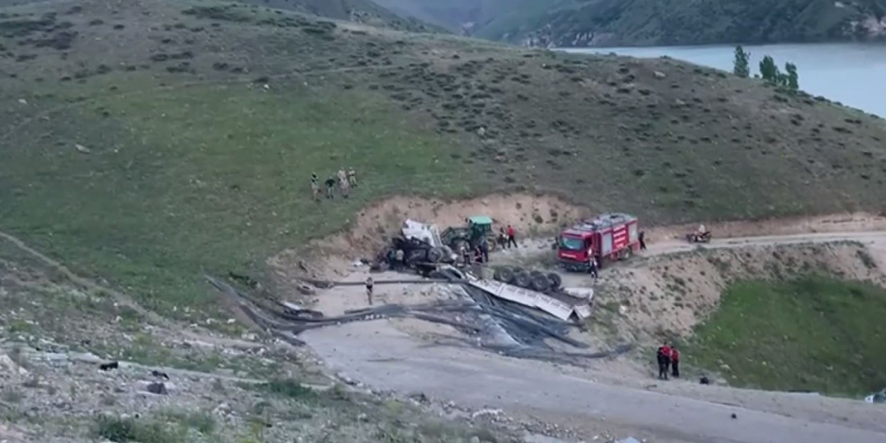 Demir yüklü TIR şarampole devrildi: 2 ölü