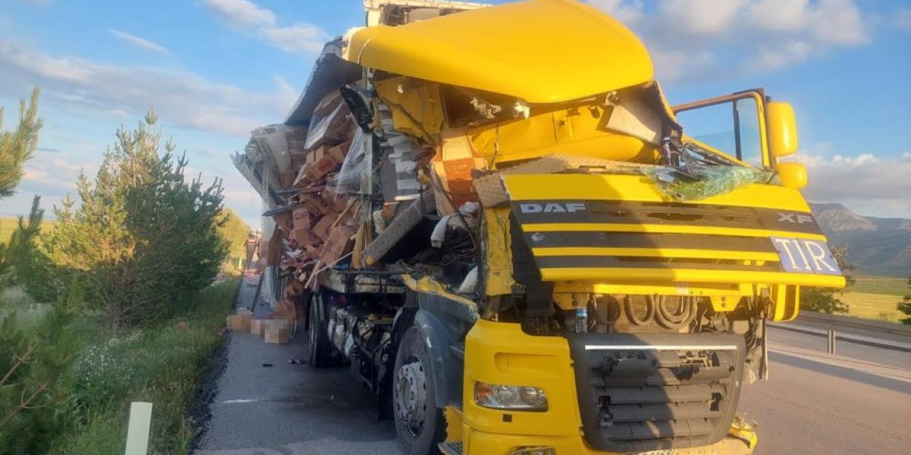 Konya yolunda bisküvi yüklü TIR, park halindeki TIR’a çarptı