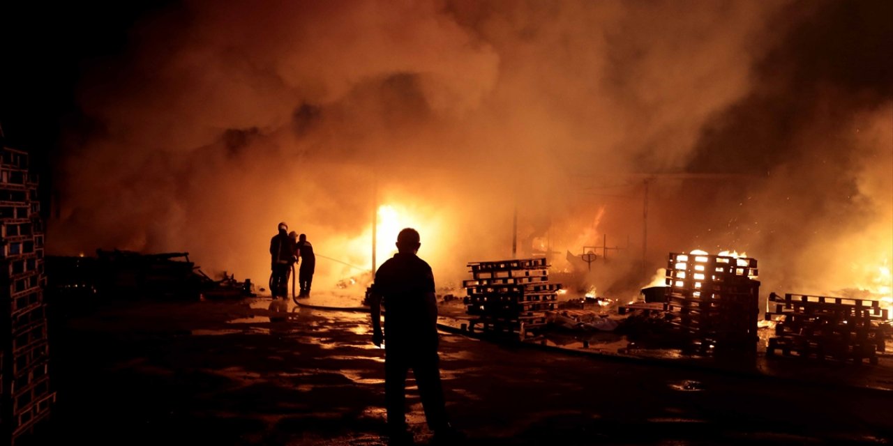 Palet fabrikasında yangın çıktı, alevler geceyi aydınlattı!