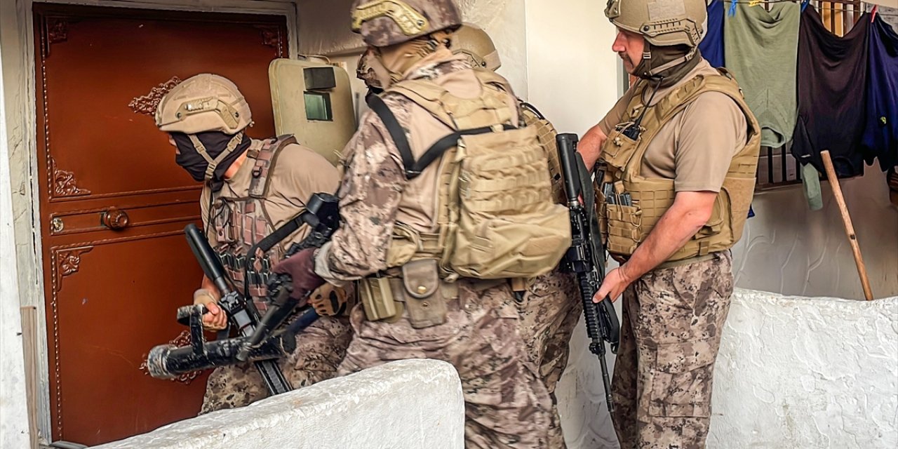 300 polisle torbacılara şafak operasyonu: 21 gözaltı!