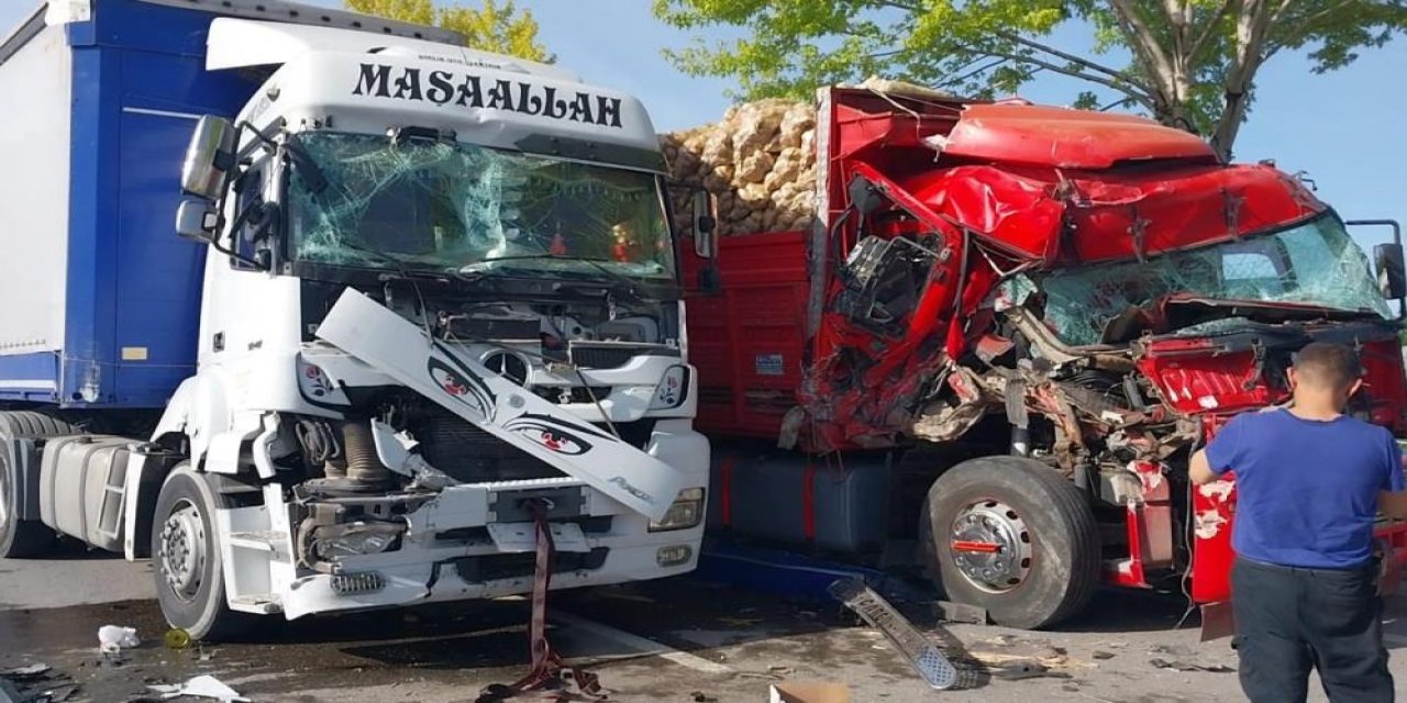 Konya’da lastiği patlayan TIR’a, kamyon ve TIR çarptı