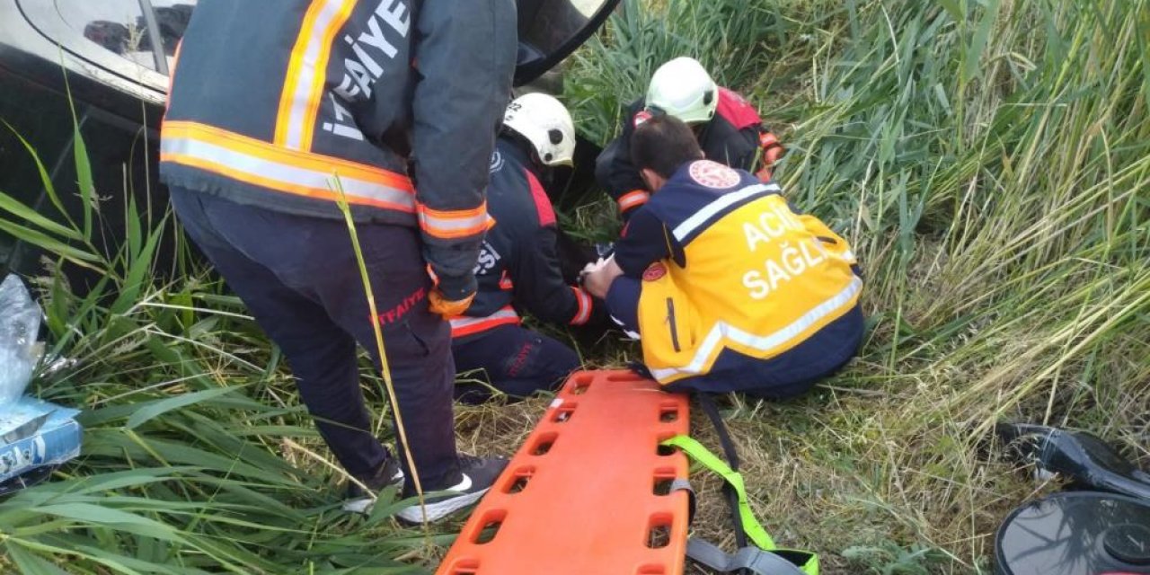 Direğe çarpan otomobil devrildi: Eşi öldü, kendisi ve 3 çocuğu yaralandı