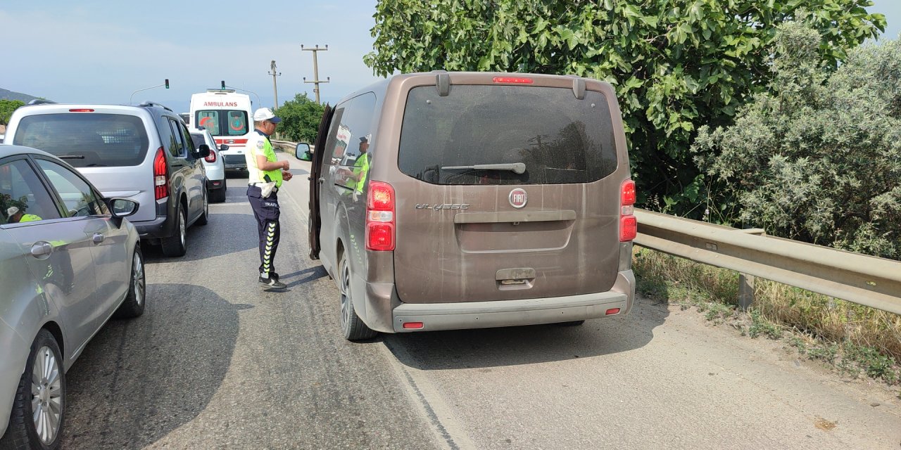 Sıfır minibüsü çaldı, yakalanınca kendini araca kilitledi!