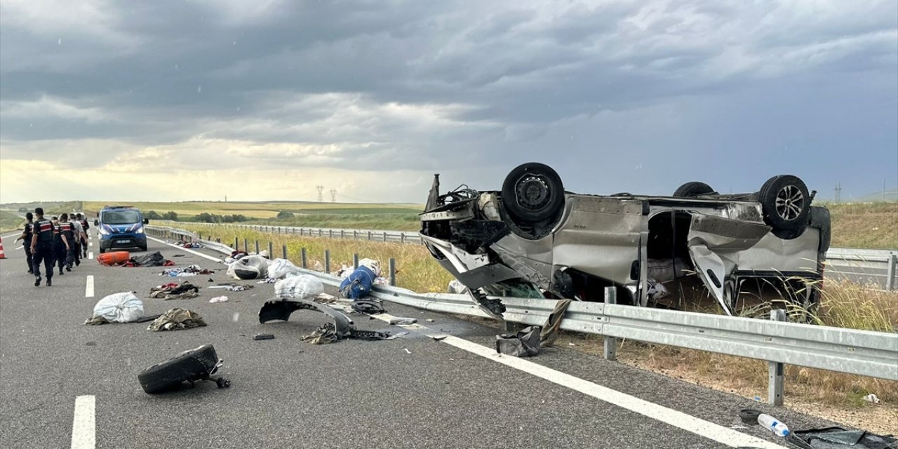Bariyerlere çarpan araç takla attı: 2 ölü