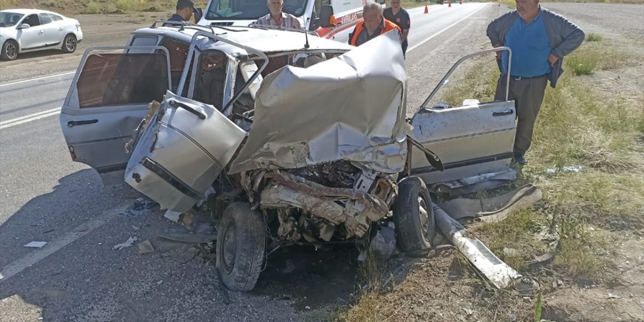 Otomobiller çarpıştı: 1 ölü, 7 yaralı