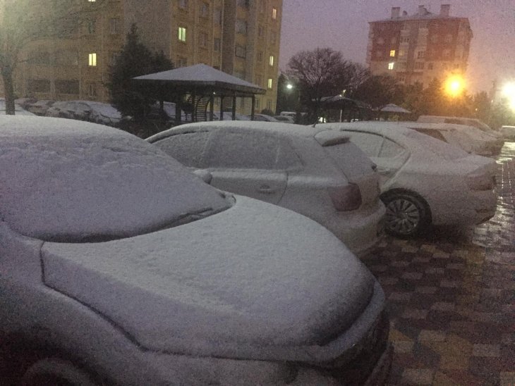 Konya şehir merkezinde kar etkili oluyor