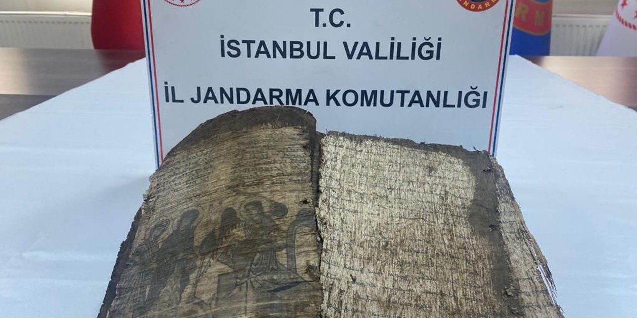 Tarihi eser kaçakçılarına suçüstü: 1100 yıllık İncil ele geçirildi