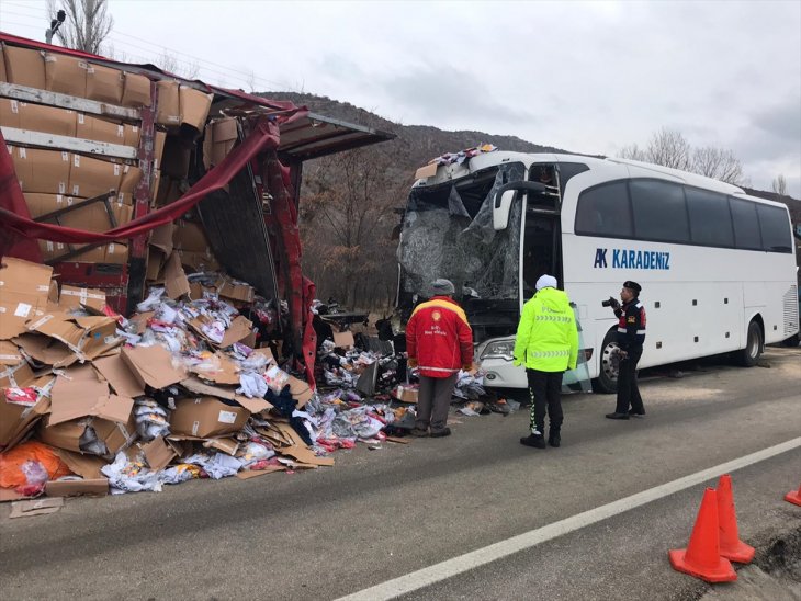 Yolcu otobüsü ile tır çarpıştı: 1 ölü, 21 yaralı