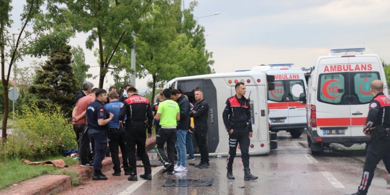 Konya’dan İzmir’e giden jandarma personelini taşıyan midibüs devrildi: 10 yaralı