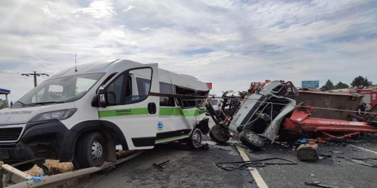 Vinç ile yolcu minibüsü çarpıştı: 3'ü ağır 12 yaralı