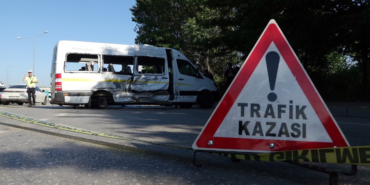 Karşı şeride geçen işçi servisi ile otomobil çarpıştı: 2 ölü, 8 yaralı