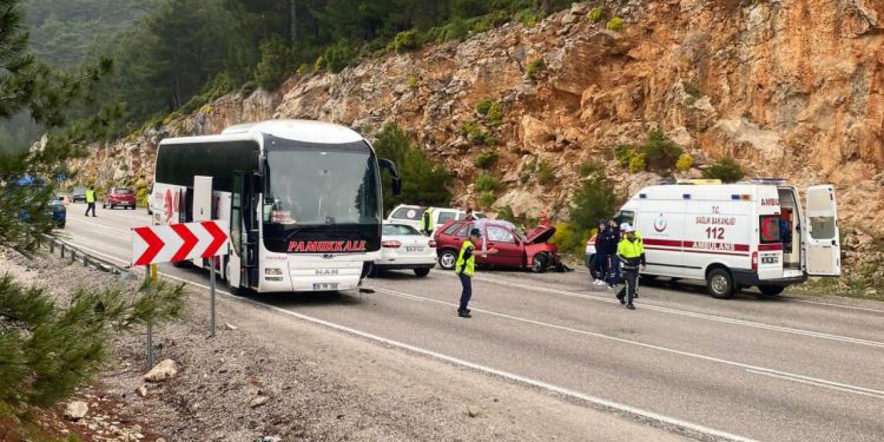 Yolcu otobüsü ile otomobil çarpıştı: 2 ölü