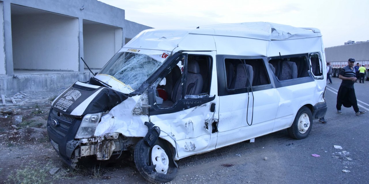 Tarım işçilerini taşıyan minibüs ile TIR çarpıştı: 19 yaralı