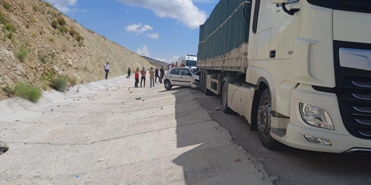 Park halindeki TIR’a çarpan otomobilin sürücüsü öldü