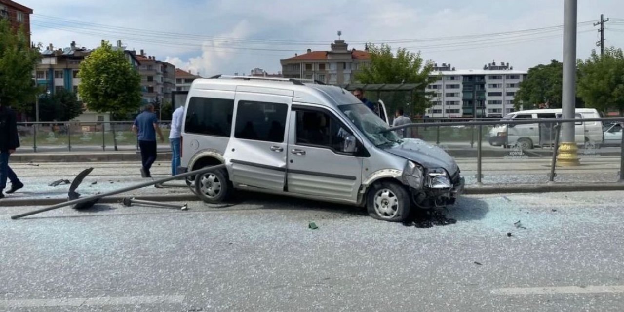 Konya’da feci kaza! Bariyer demiri arabanın içinden geçti