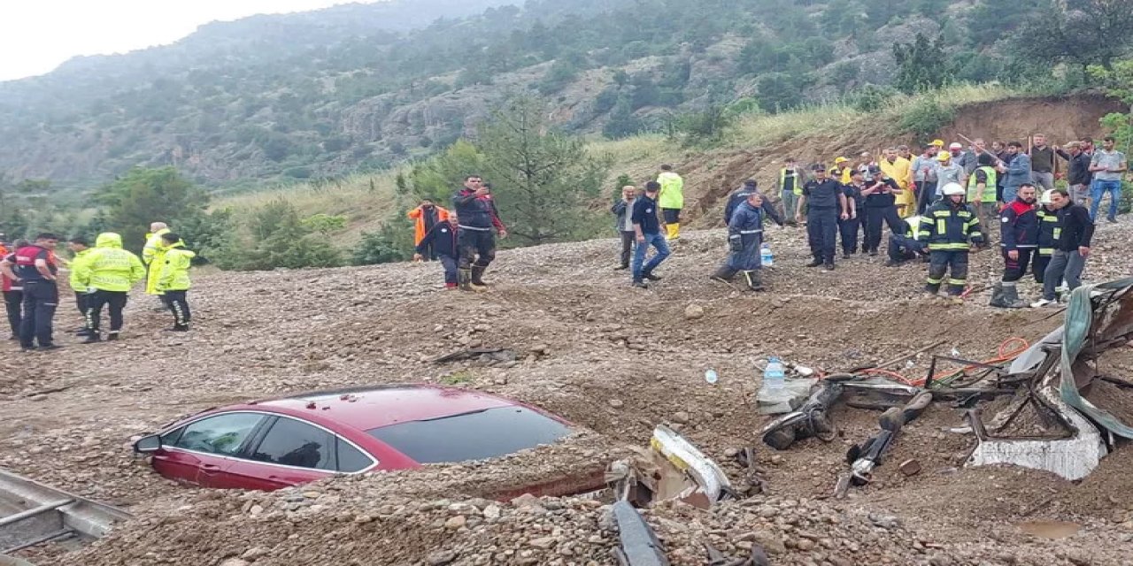 Karayolunda heyelan! İki araç toprak altında kaldı: 1 ölü