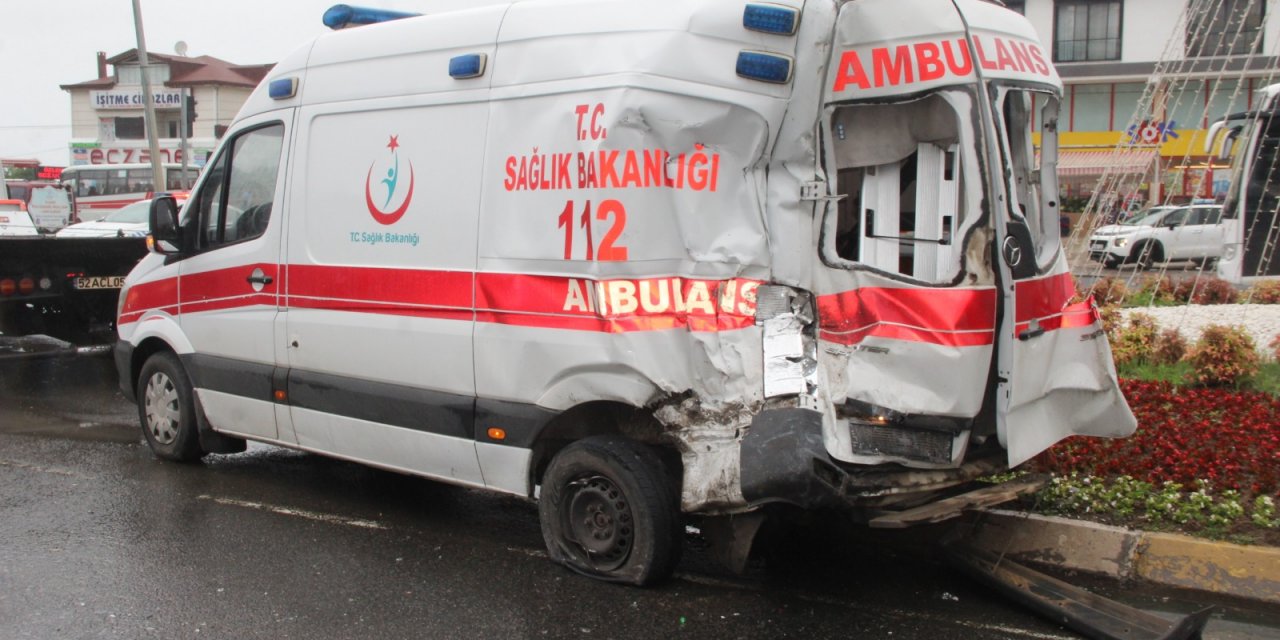 TIR, ambulans ile minibüse çarptı: 6 yaralı