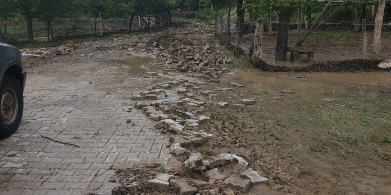 Sel suları parke taşlarını söktü, çöp konteynerlerini sürükledi