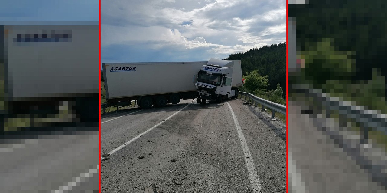 Konya’da TIR bariyerlere çarptı