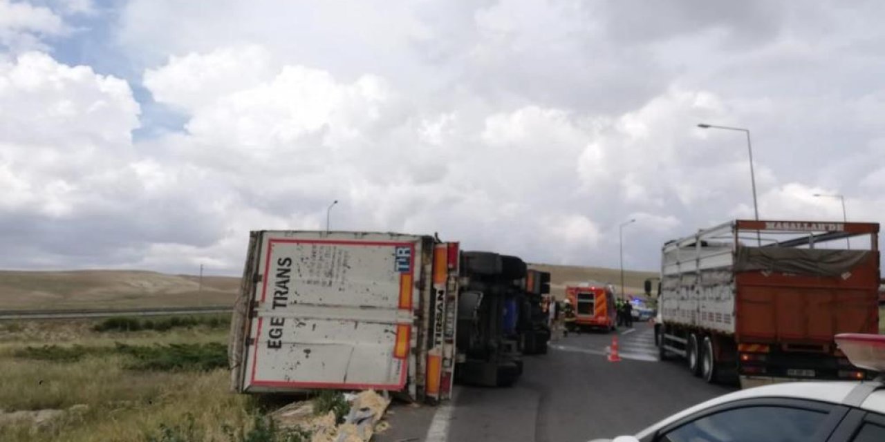 Konya’da TIR devrildi, ekipler sürücü için alarma geçti