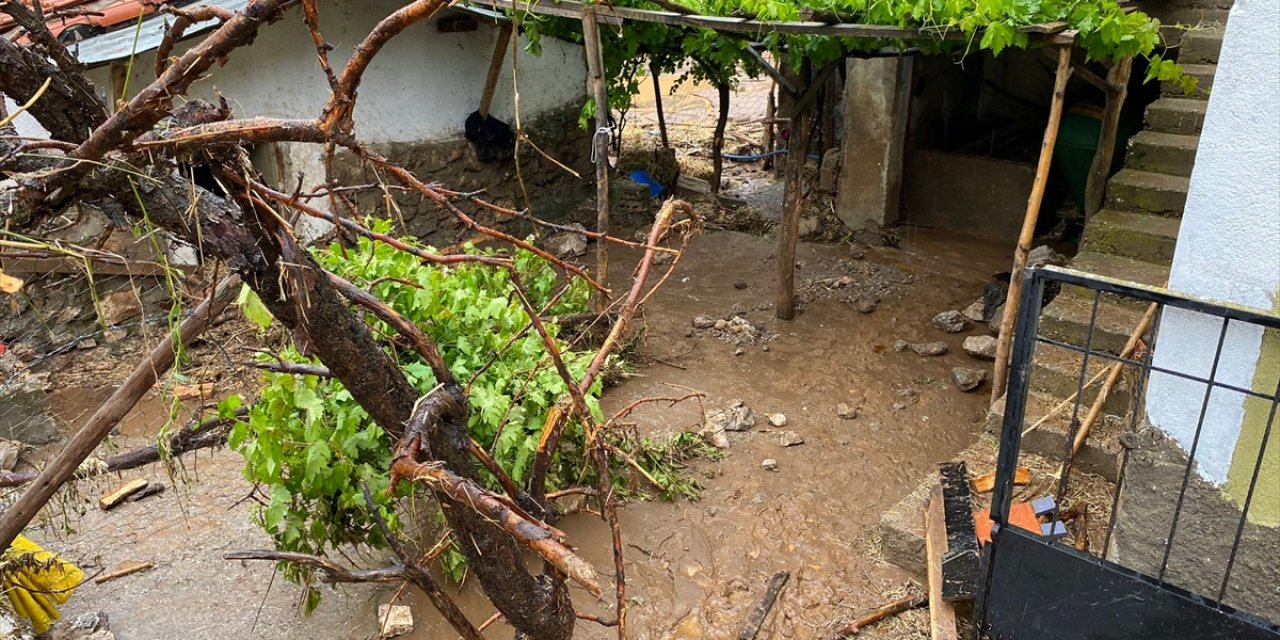 İki ilimizde sağanak hayatı olumsuz etkiliyor! Ev ve ahırları su bastı