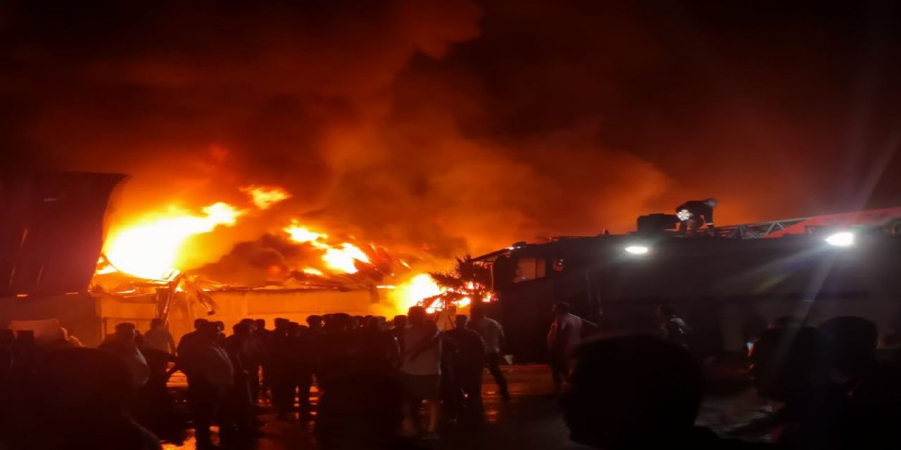 Plastik fabrikasında çıkan yangın kontrol altına alındı