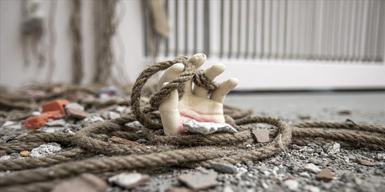 Eserleriyle depremi yeniden yaşattı