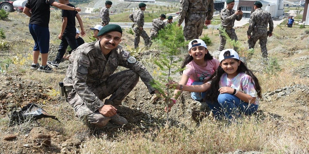 Depremlerde ölen 181 çocuk için 181 fidan