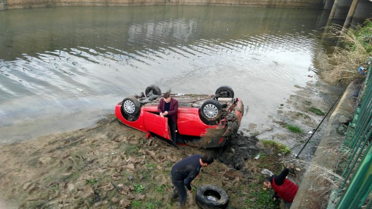 Başka bir araçla çarpışan otomobil sulama kanalına uçtu