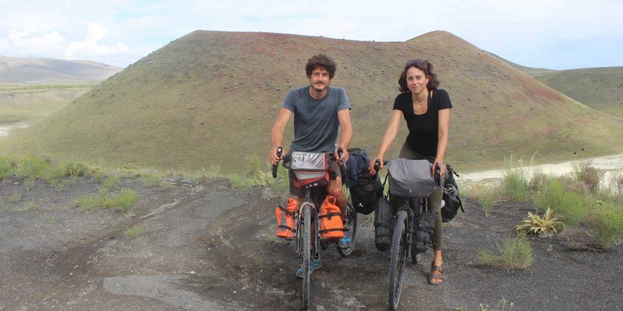 Bisikletle dünyayı gezen Fransız iki arkadaş Konya’da yüzdü