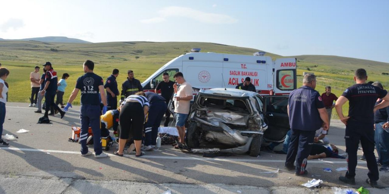 İki otomobil çarpıştı, yol savaş alanına döndü: 3 ölü, 9 yaralı