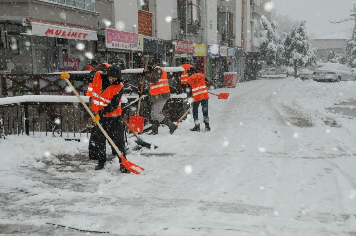 Akşehir'de kar temizleme çalışmaları