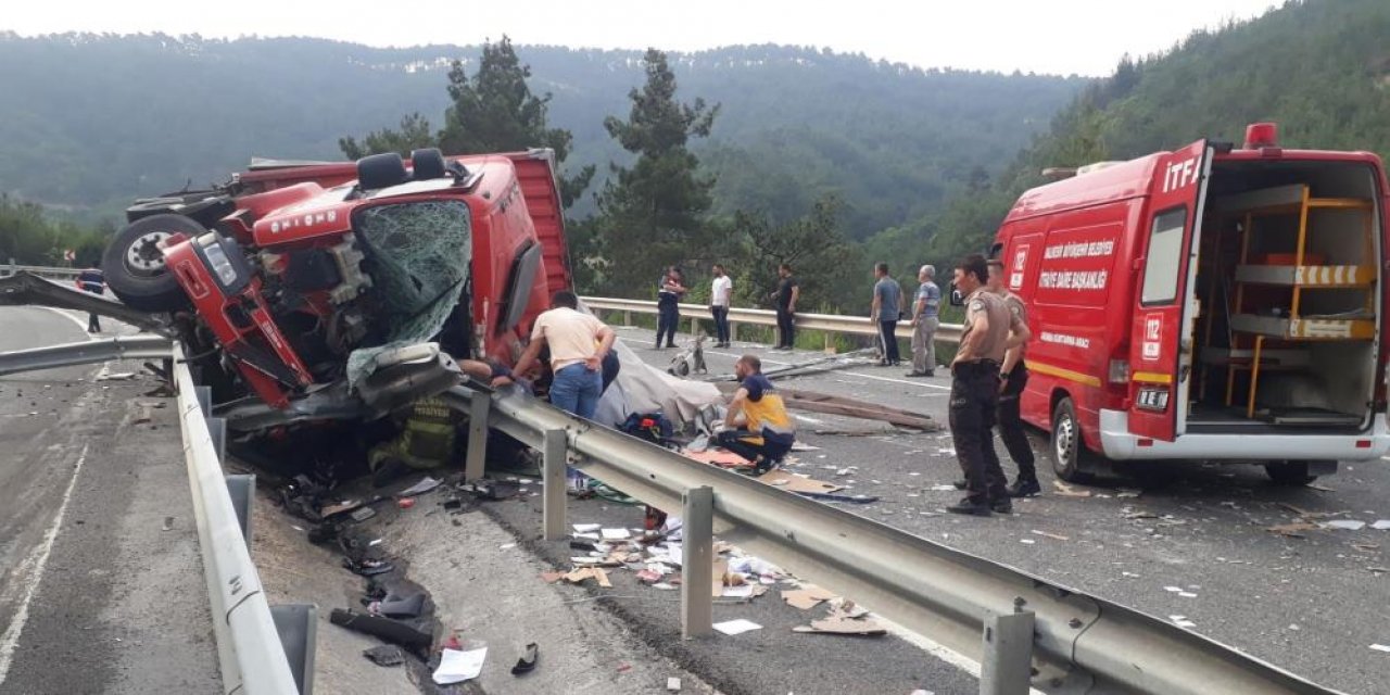 TIR şarampole devrildi, sürücüsü hayatını kaybetti