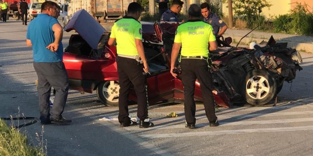 Konya’da hurda yüklü kamyonet ile otomobil çarpıştı