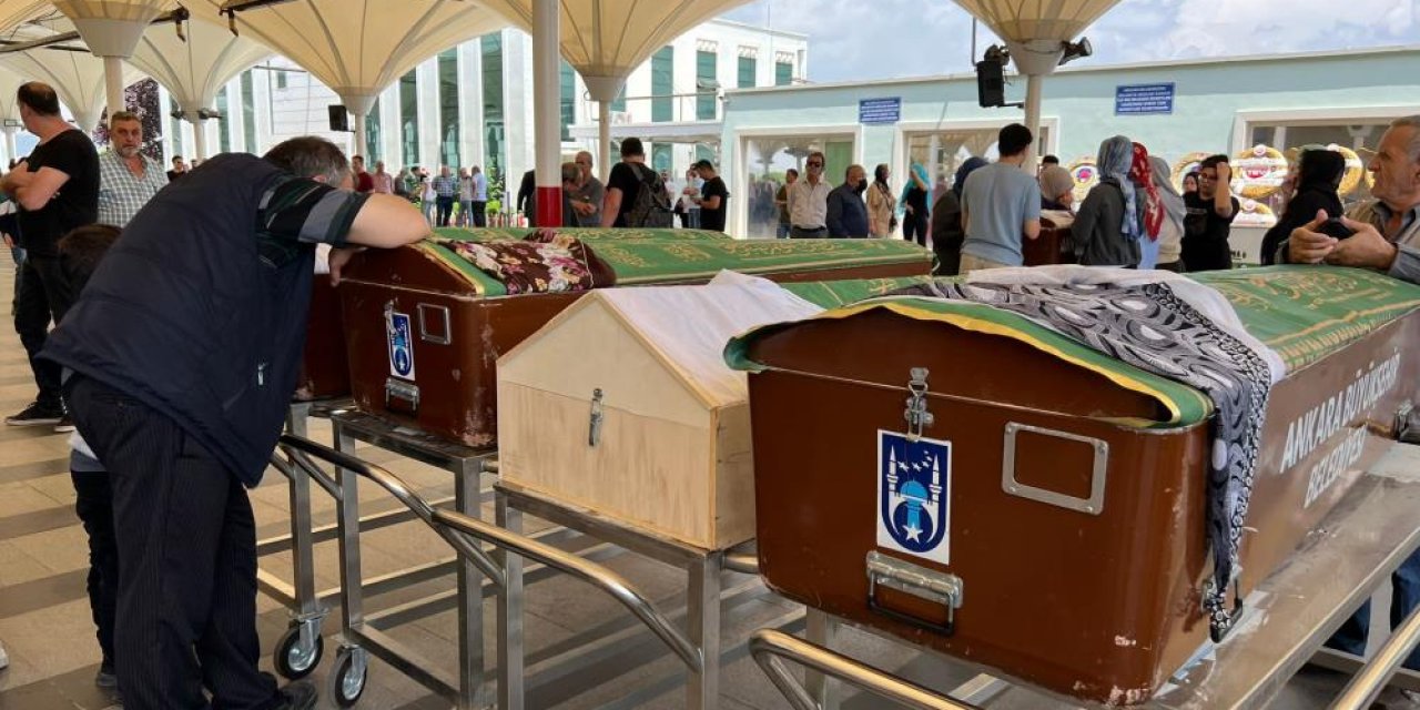 Böcek ilacından zehirlenerek ölen anne ve kızı toprağa verildi