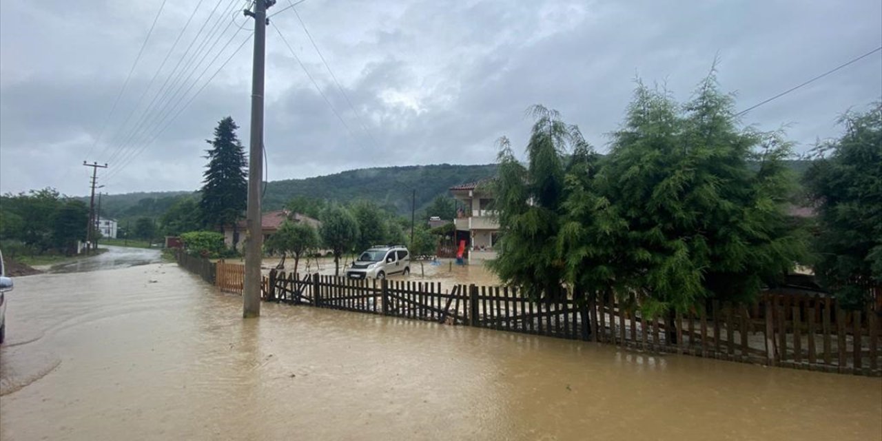 Sağanak yağış su baskınlarına neden oldu