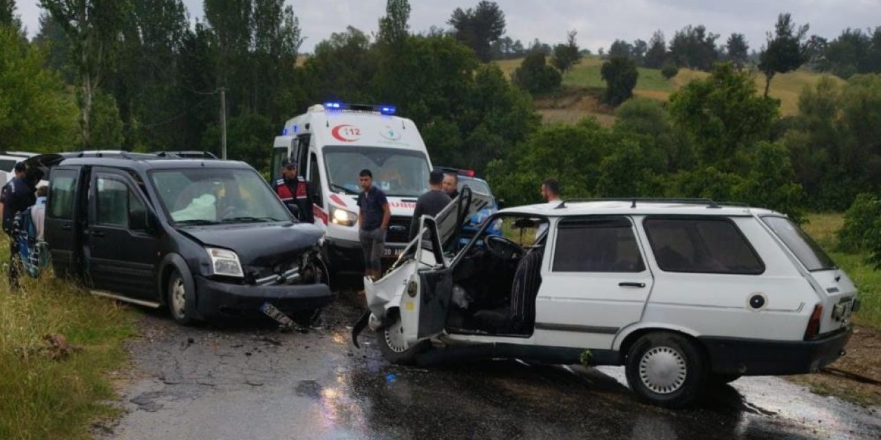 Hafif ticari araç ile otomobil çarpıştı: 8 yaralı